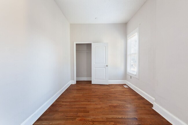 Building Photo - Spacious 3bd/2ba Bungelow w/ Rear Deck and Large Backyard!