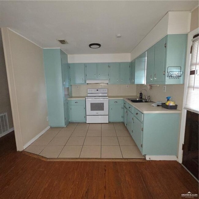 Building Photo - 26 Lago Vista Dr