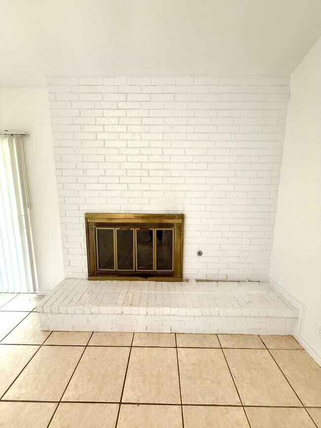 Building Photo - MUST SEE! AVAILABLE NOW! UNIQUE 4 Bedroom/...