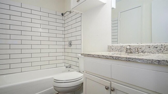 Building Photo - 2107 Mistletoe Ave
