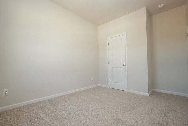 Building Photo - A large spacious home in Arbor St!