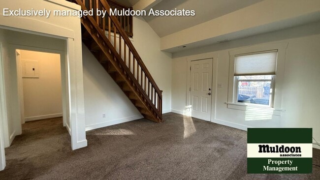 Building Photo - Cute 1.5 story!