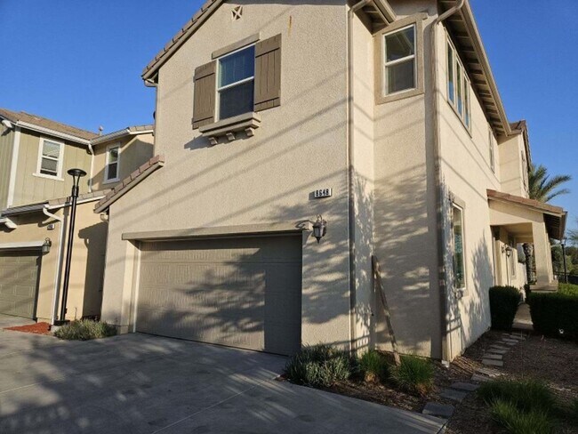 Building Photo - 3 bed, 2 1/2 bath home in Los Agaves Community!