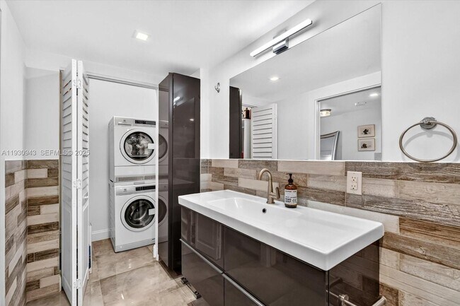 Building Photo - 2301 Collins Ave