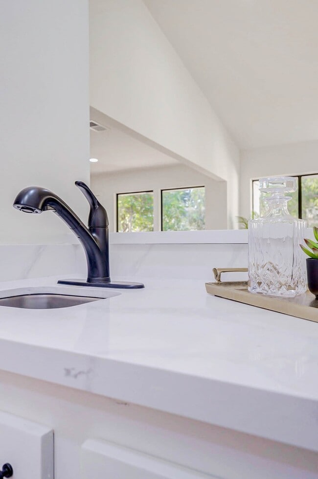 Building Photo - 10303 Chevy Chase Dr