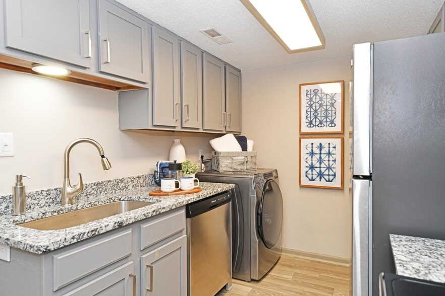 Granite Counters + Modern Cabinetry - Preston Apartment Homes