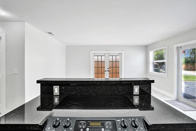 Building Photo - 800 SW 12th Ct