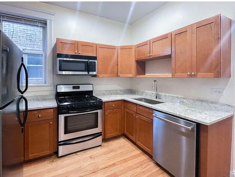 Building Photo - 1613 W Berwyn Ave