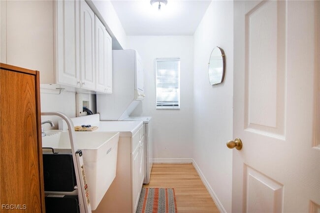 Building Photo - 3032 SW 10th Ave