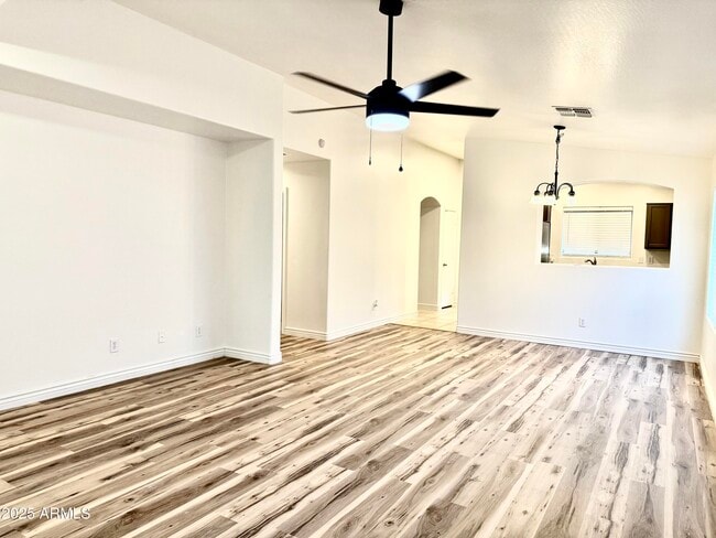 Building Photo - 2432 W Tamarisk Ave