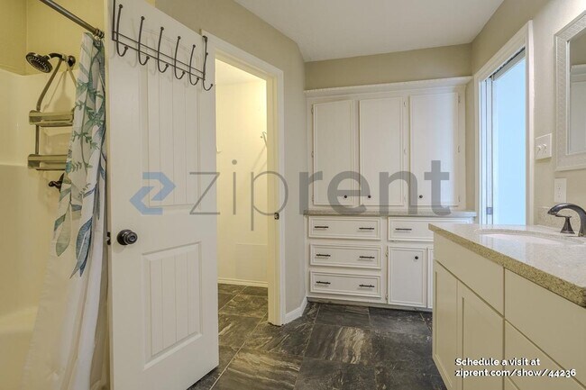 Building Photo - 1558 O'Connor Dr