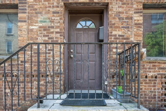 Building Photo - 422 Monroe St