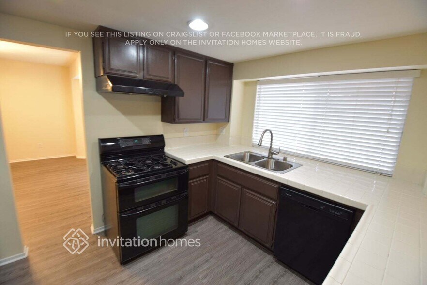 Building Photo - 45613 Clubhouse Dr