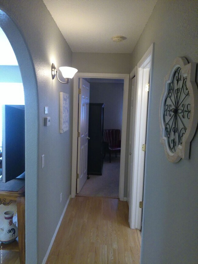 Building Photo - Fully furnished short term rental less then 6 months great for winter rental