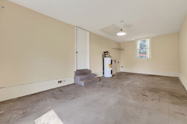 Building Photo - 573 Waldorf Dr