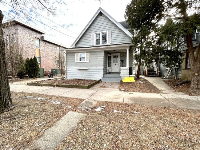 Building Photo - 5 Bedroom/1 Bathroom - Available Now For Short-Term Lease - Great Downtown Location!