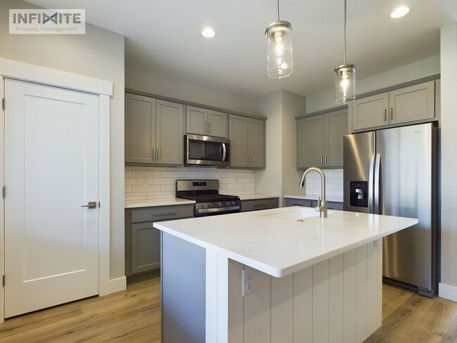 Building Photo - Bozeman Stunner!