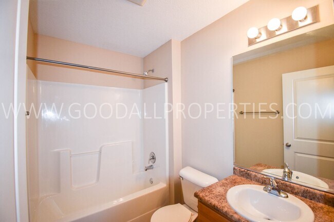 Building Photo - 2 Bedroom, 2 1/2 Bath Townhome in Urbandale with 2-car attached garage