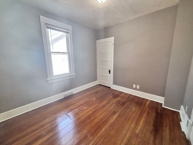 Building Photo - Spacious 3 Bed Home with Enclosed Porch & Detached Garage