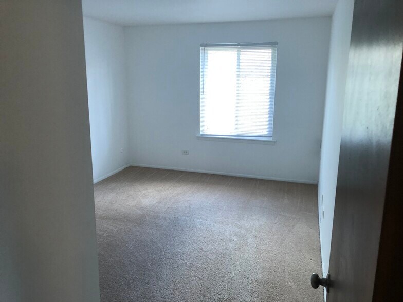 Bedroom - 650 Westmoreland Dr