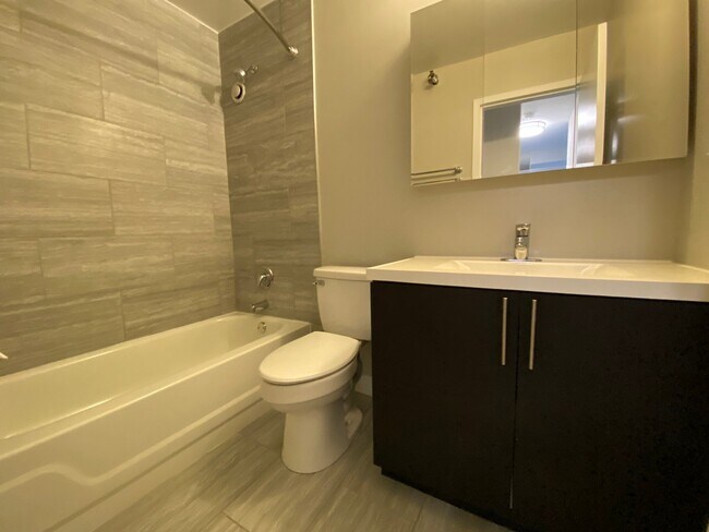 Building Photo - 13 E Delaware Pl