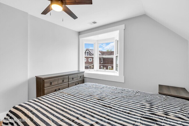 Building Photo - 604 6th Ave