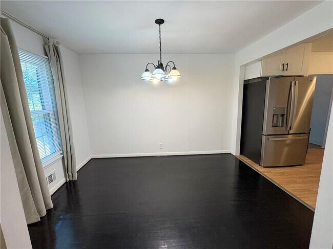 Building Photo - 850 James St NW