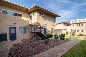 Building Photo - OPEN HOUSE: 12/20 1-2PM ~ Studio in La Jolla ~ 1 MILE from Beach!