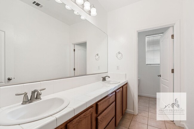 Building Photo - Spacious Two Story Home in Prime Northwest Fresno Location!