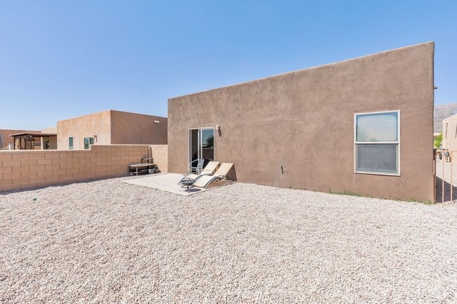 Building Photo - 3 Bedroom, 2 Bath in a Private Cul De Sac
