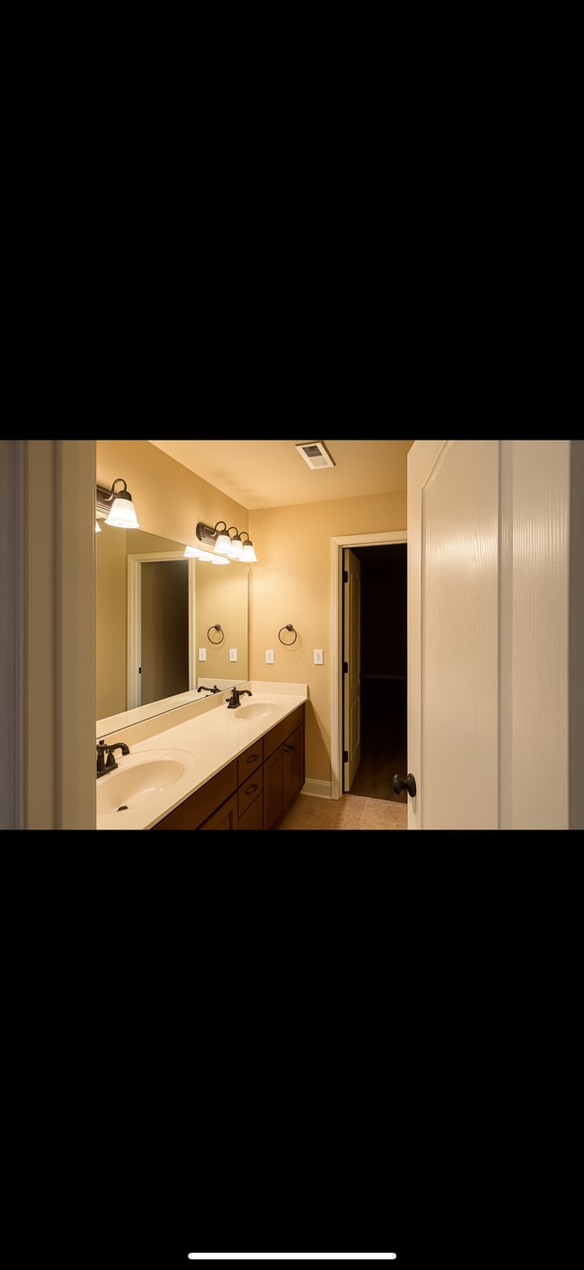 Building Photo - 6904