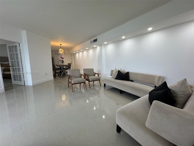Building Photo - 999 Brickell Bay Dr