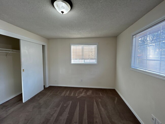 Building Photo - 2 Bedroom / 1.5 Bathroom Duplex in Redmond...