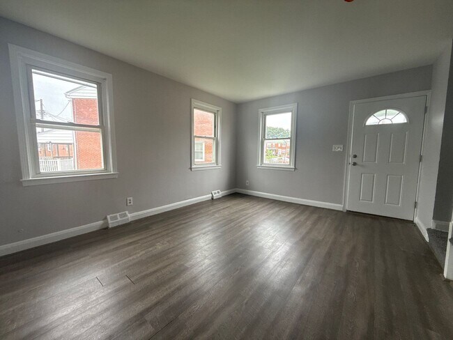 Building Photo - 556 Chalcot Square