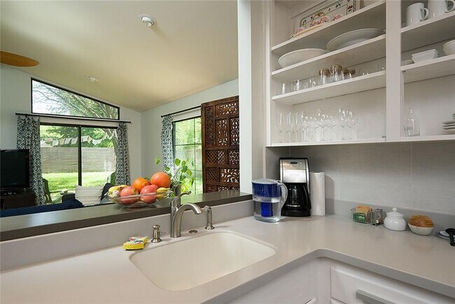 Building Photo - 1502 Corona Dr