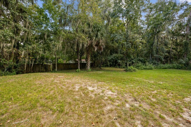 Building Photo - Spacious 3/2 Home on Nearly an Acre in Fernandina Beach