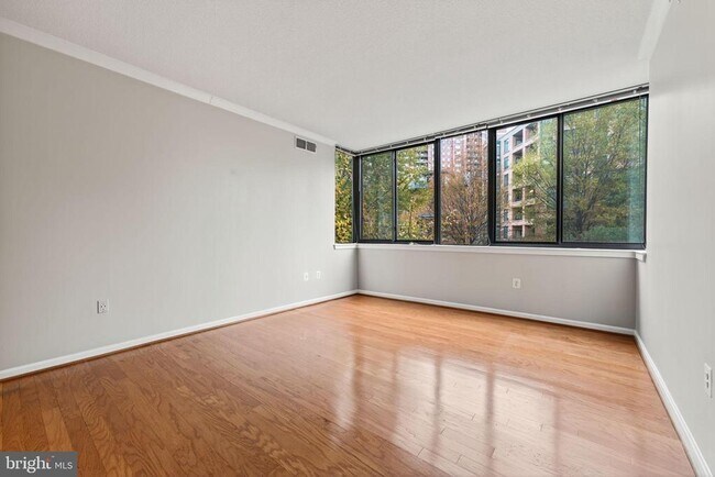 Building Photo - 2220 Fairfax Dr