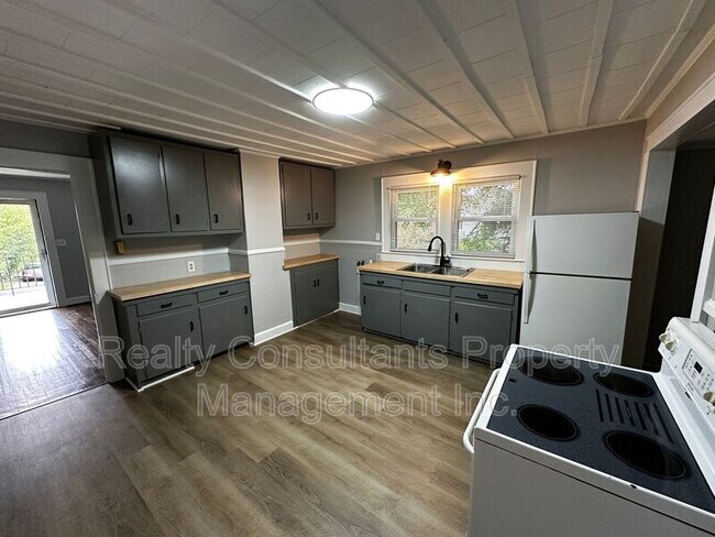 Building Photo - 313 Druid St