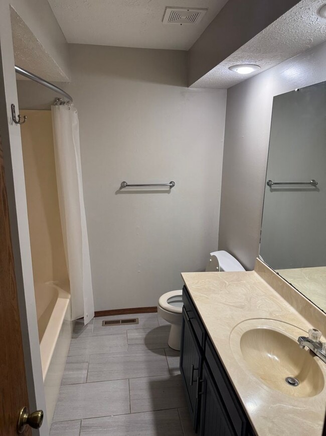Building Photo - Charming 2 Bedroom Duplex!