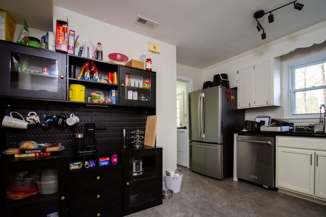Building Photo - 3520 Sargeant Dr