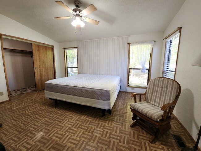 Building Photo - 8260 Sherwood Blvd