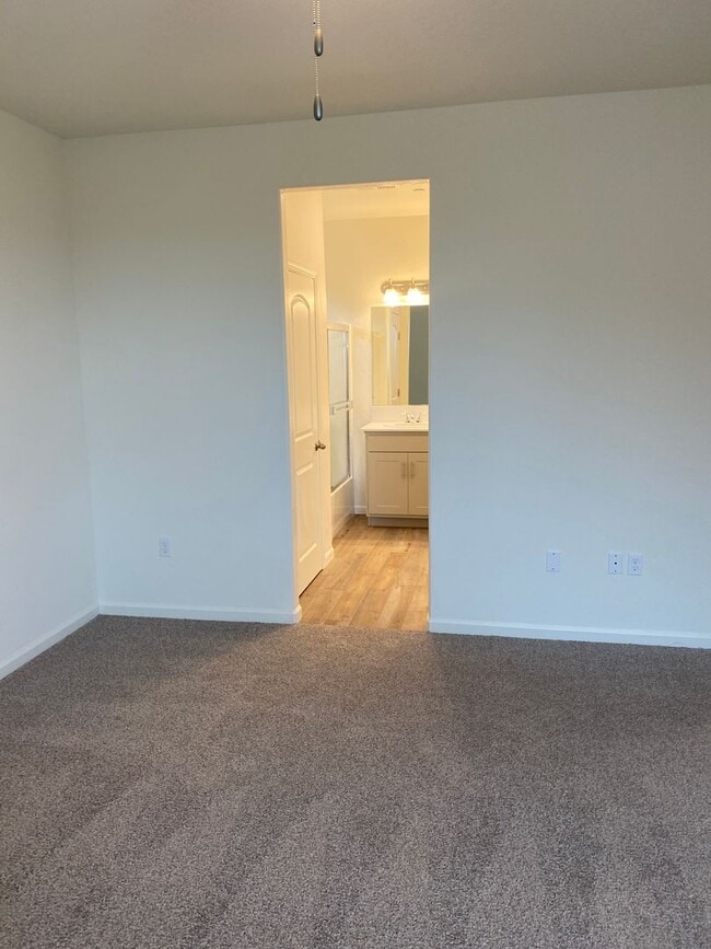 Building Photo - Newer 3 Bedroom 2 Bathroom Home in Tulare!