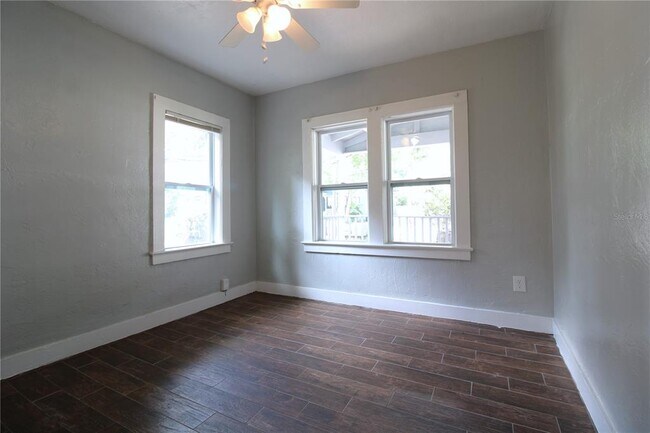 Building Photo - 725 Putnam Ave