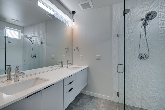 Building Photo - Townhouse in perfect Capitol Hill location!