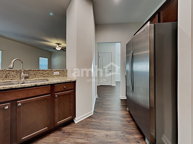 Building Photo - 140 Longford Dr