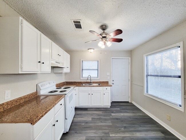 Building Photo - 4817 Lawndale St