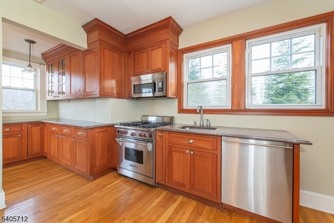 Building Photo - 479 Grove St