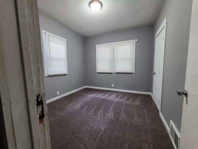 Building Photo - 3-bedroom, 2-bathroom home located in the heart of Kansas City, MO