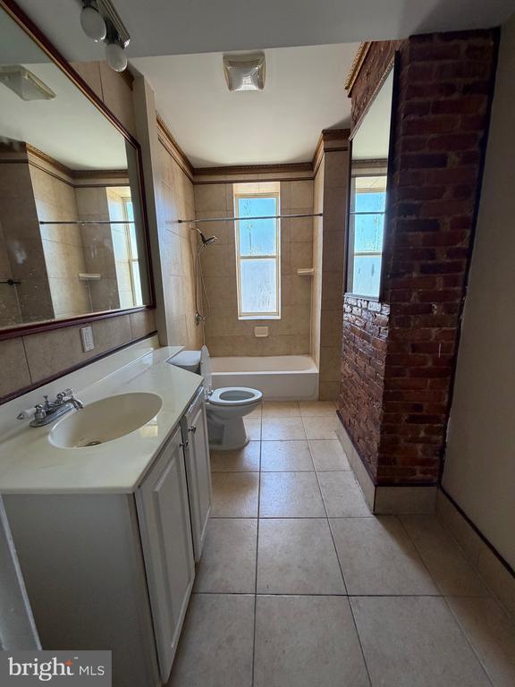 Building Photo - 2735 W North Ave