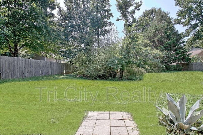 Building Photo - 77 Pine Crescent
